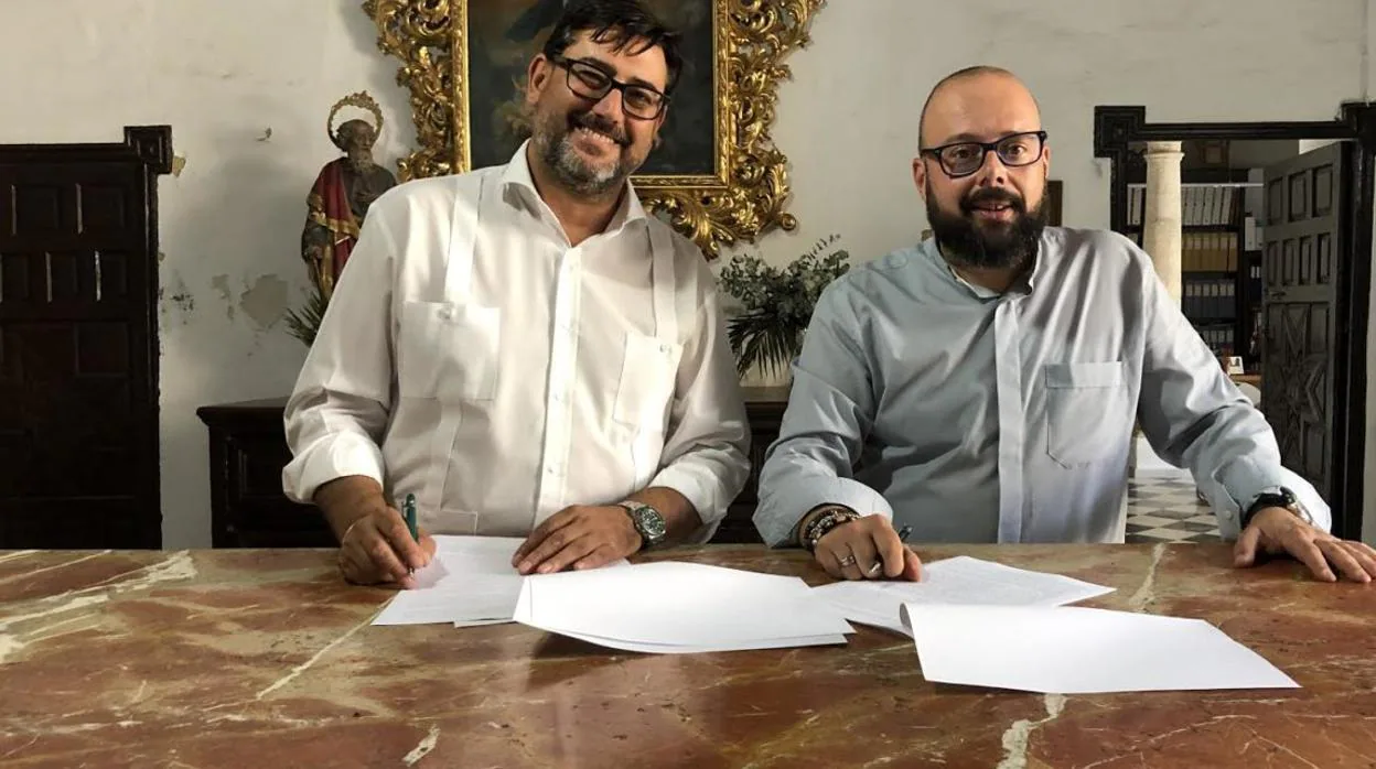 El alcalde de Utrera firmando uno de los convenios con el párroco de Santiago el Mayor