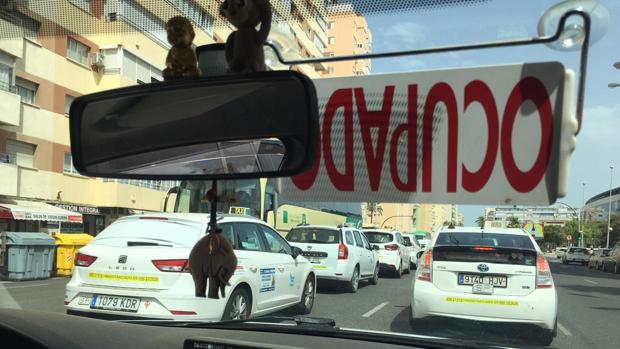 El alcalde de Cádiz respalda al sector del taxi