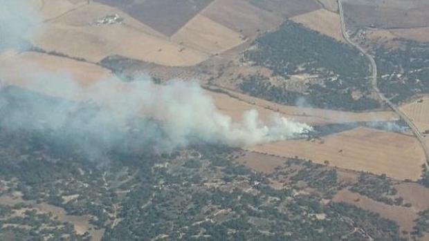 Arde una zona agrícola en San José del Valle