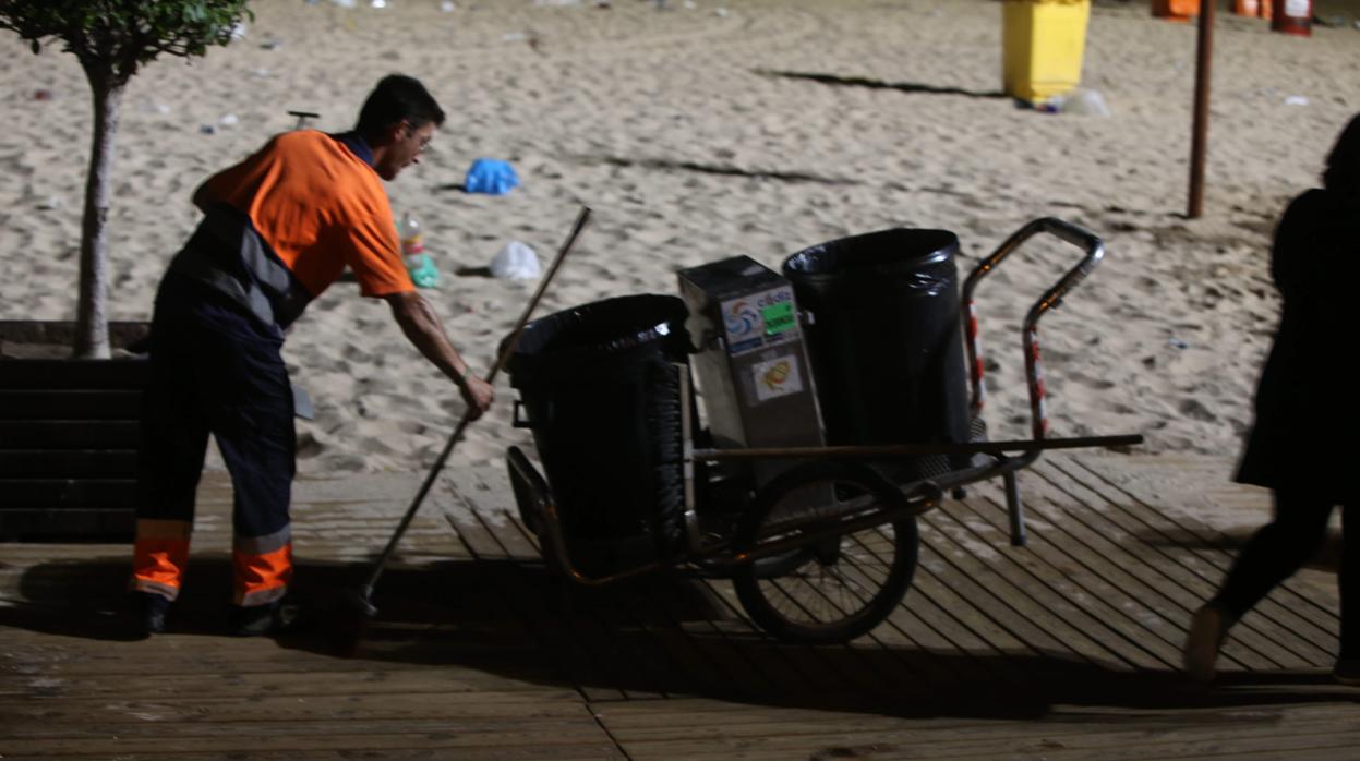 Operario de limpieza en una playa de Cádiz.