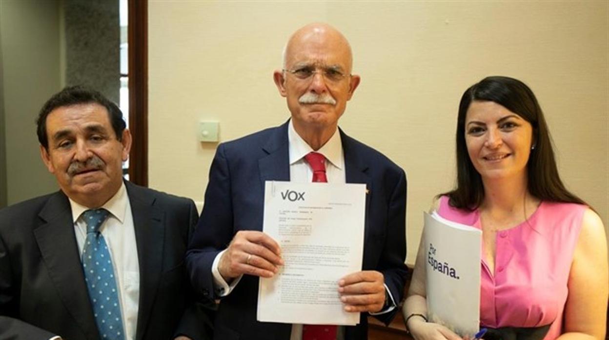 Manuel Mestre, Agustín Rosety y Macarena Olona, registrando la iniciativa en el Congreso.