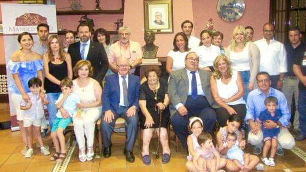 Emilia Cabrera, matriarca de la saga Manolo Mayo, en el centro de la imagen junto a sus hijos y demás familiares