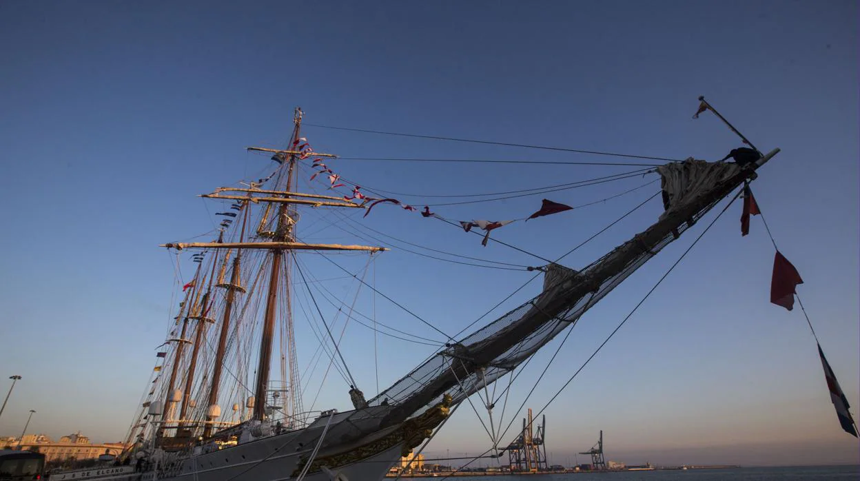 Imagen del buque Elcano atracado en el puerto de Cádiz