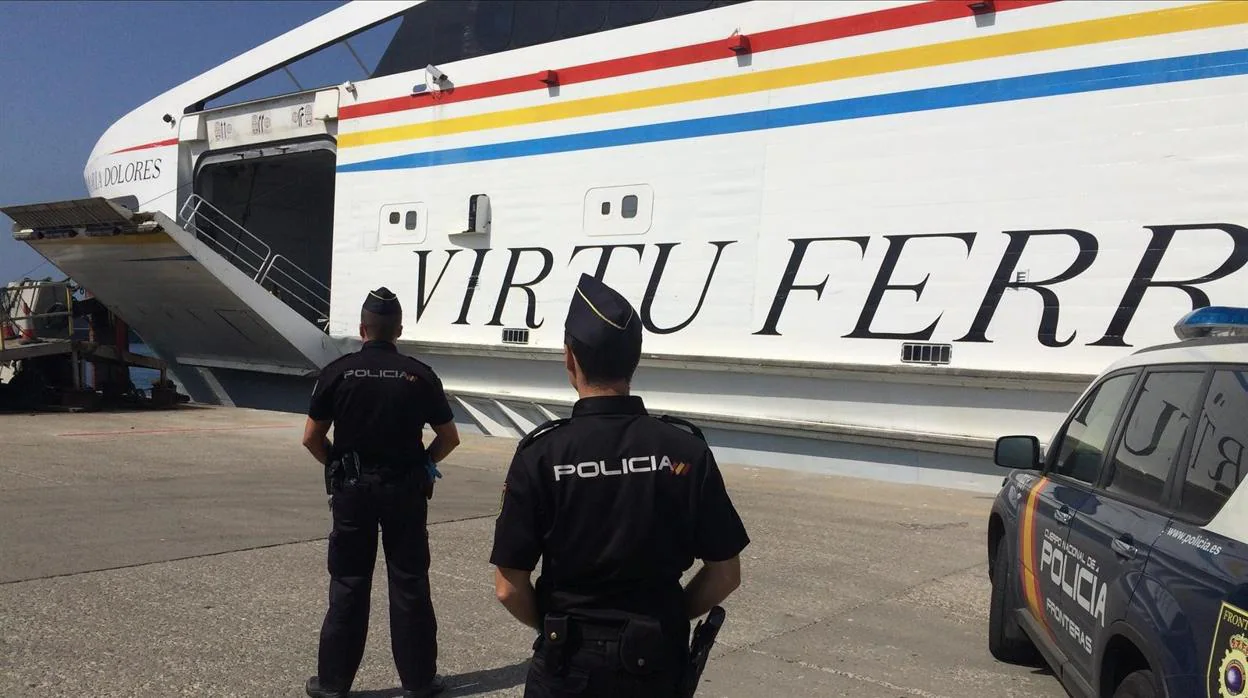 Detenidos en el puerto de Tarifa dos prófugos reclamados por Francia y Bélgica por narcotráfico