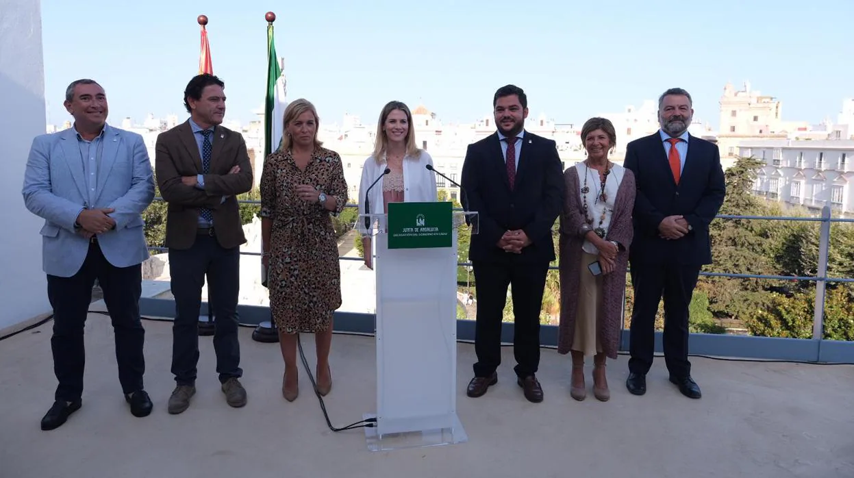 La delegada del Gobierno en Cádiz, Ana Mestre, junto a los delegados territoriales y la subdelegada en el Campo de Gibraltar.