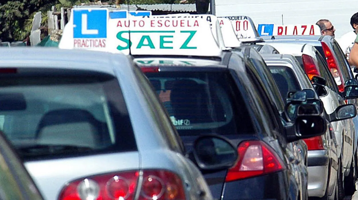 Las autoescuelas marchan en caravana por Cádiz para protestar por el atasco en los exámenes de conducir