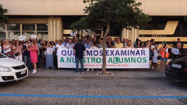 Las autoescuelas de la provincia se echan a la calle para reivindicar más examinadores