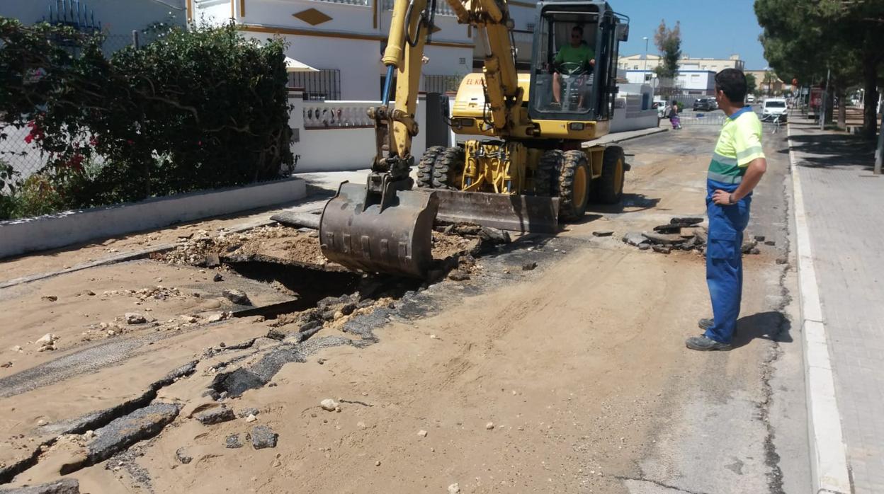 Una excavadora trabaja en el punto de la rotura