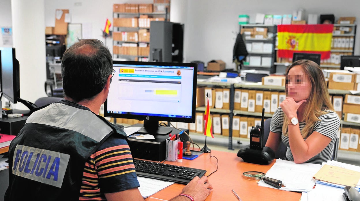 Los ciudadanos presentan las denuncias en la Comisaría y la Policía inicia las investigaciones oportunas para esclarecer los hechos.