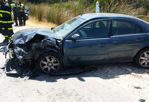 Aparatosa colisión de dos turismos en la carretera del Marquesado