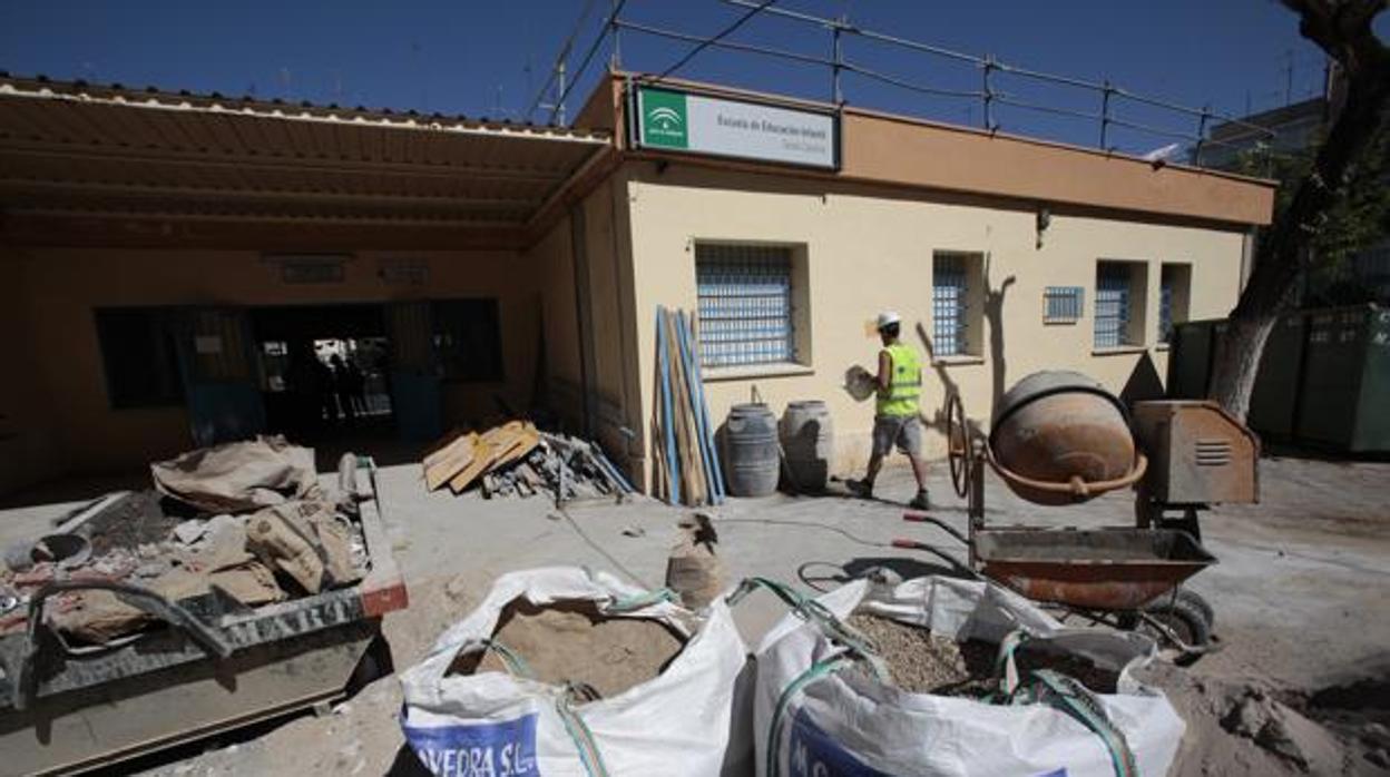 Este verano, la Junta ha puesto en marcha cincuenta obras en colegios e institutos de la provincia de Sevilla