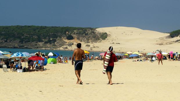 La Guardia Civil auxilia a un hombre con una pierna rota en la duna de Bolonia