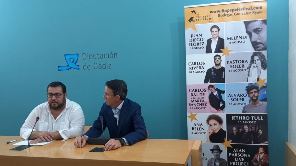 El diputado de Desarrollo de la Ciudadanía, Jaime Armario, acompañado por el presidente del Grupo González Byass, Mauricio González