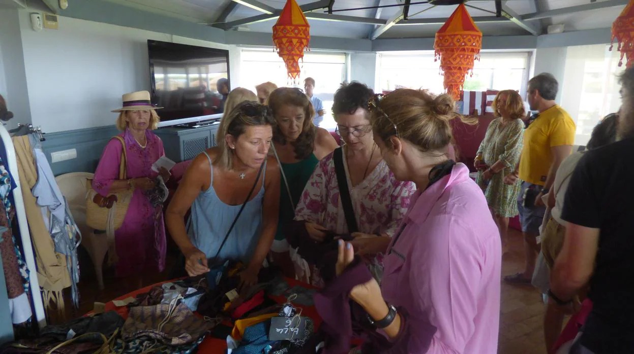 El Bazar Solidario de Sotogrande de la India volvió a reunir a numerosas personalidades en el Club de Playa El Octógono.