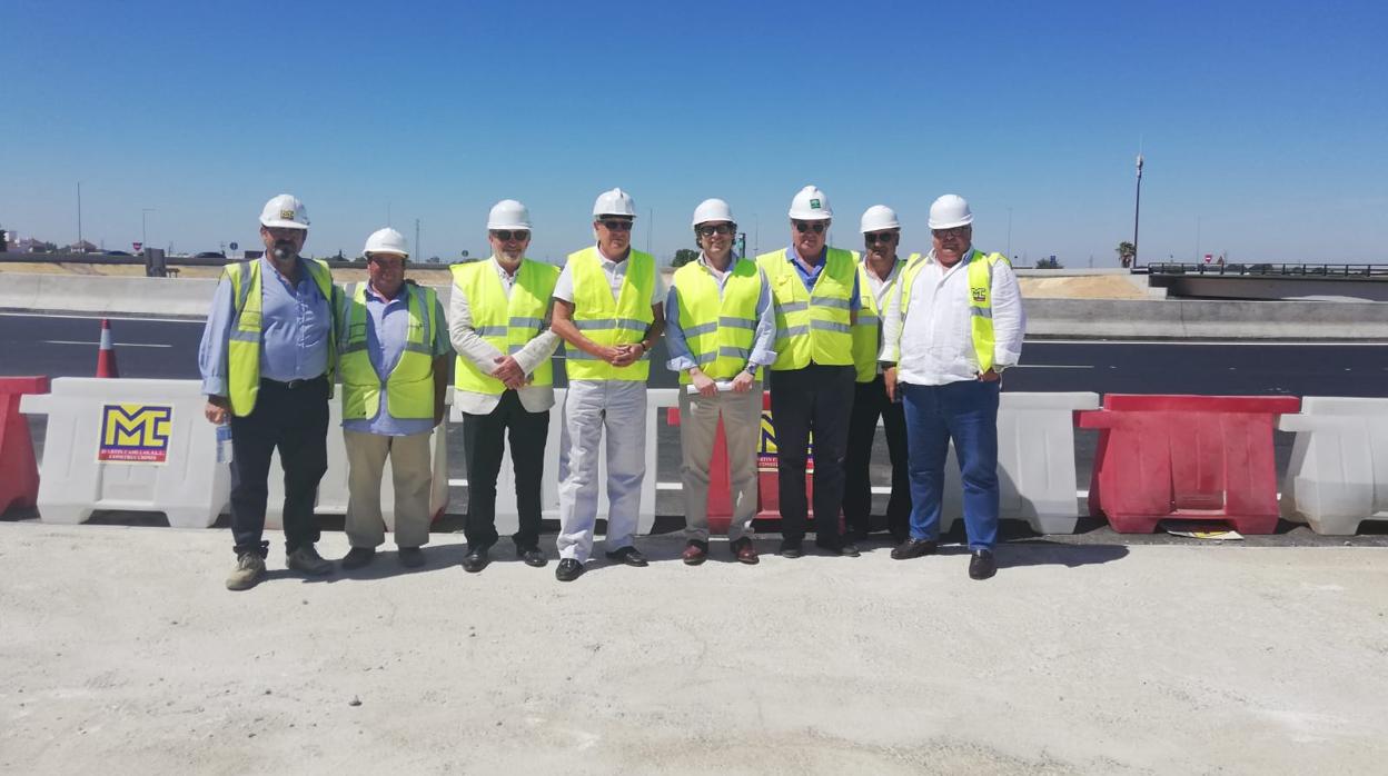 El viceconsejero de Fomento, Jaime Raynaud (cuarto por la derecha), visitó ayer las obras