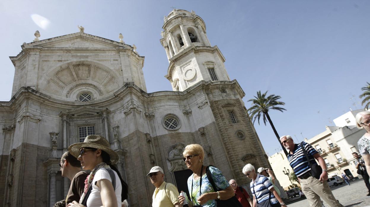 Un grupo de turistas junto a la Catedral de Cádiz