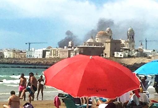 El incendiovisto desde la playa