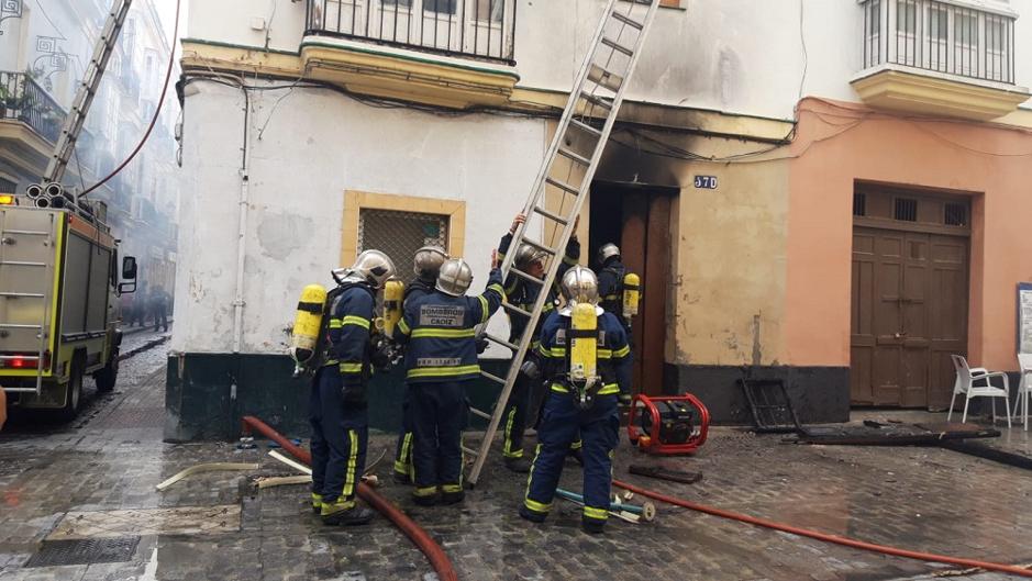 VÍDEO: Alarma por un incendio en la plaza de las Viudas de Cádiz