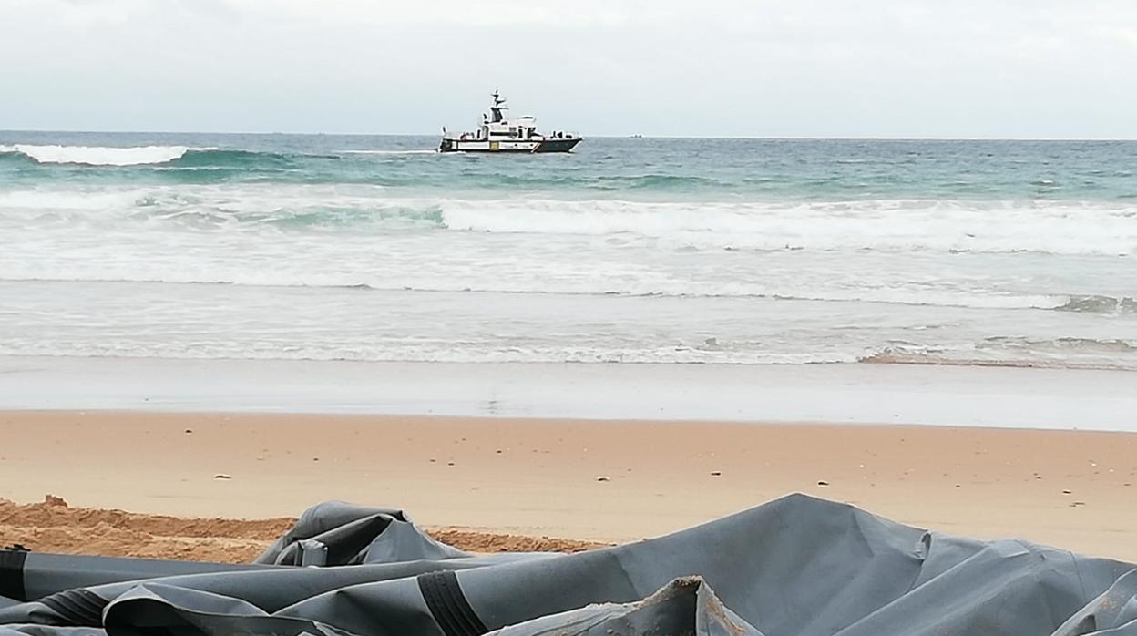 Rescatada en el Estrecho una patera en mal estado con 34 magrebíes, uno de ellos menor