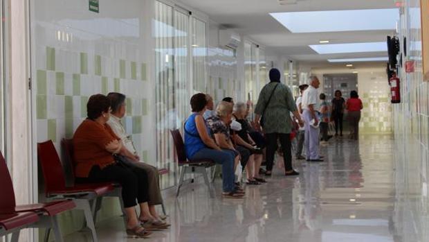 Fuentes de Andalucía amenaza con movilizaciones si no cesan los recortes sanitarios