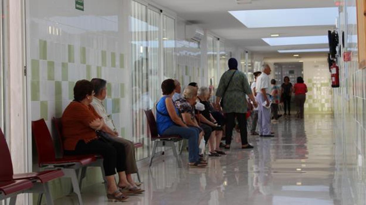 Los vecinos de Fuentes de Andalucía amenazan con movilicaciones ante los recortes sanitarios en la Campiña