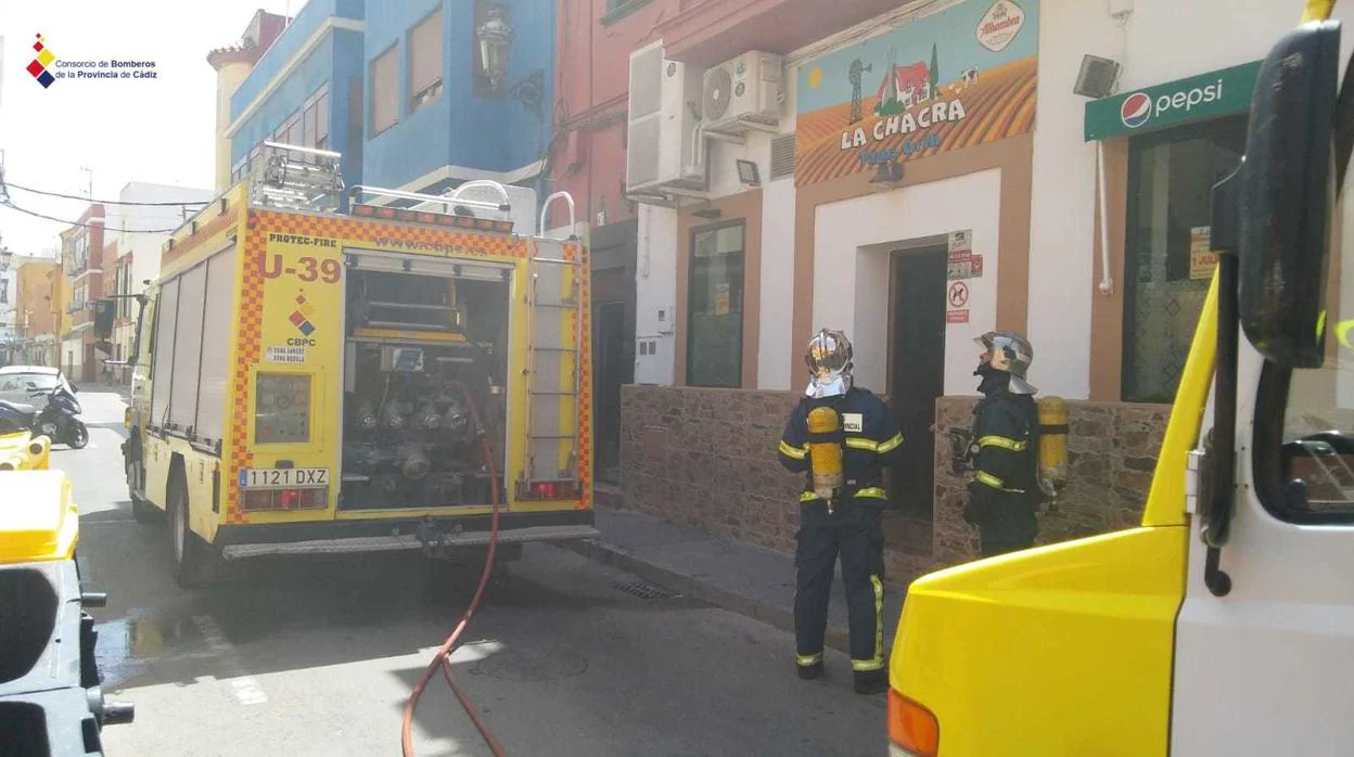 Los bomberos sofocan un incendio en un restaurante asador en la calle Reyes Católicos de La Línea