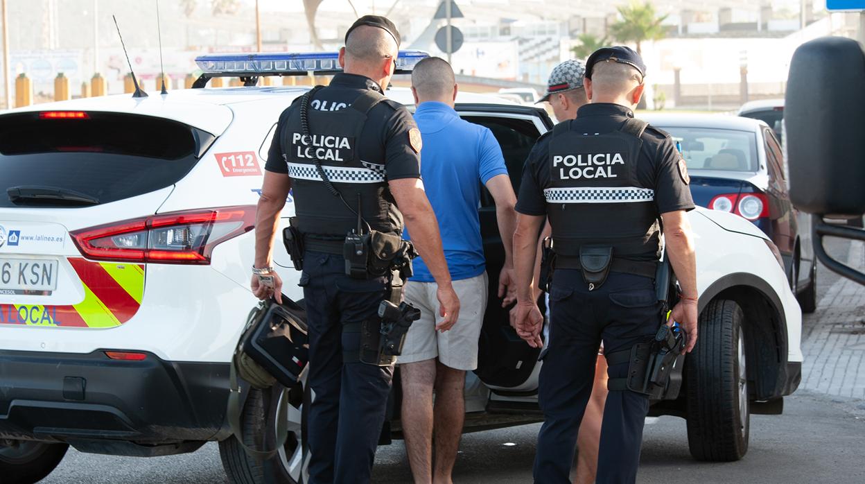 Agentes de la Policía Local de La Línea durante un servicio.