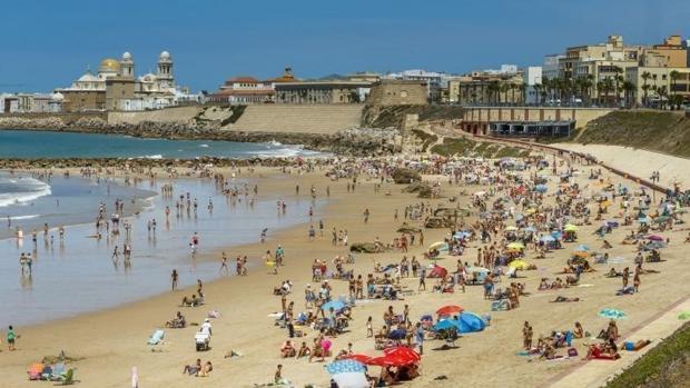 Un vendedor de latas, agredido con un cuchillo en la playa Santa María del Mar de Cádiz