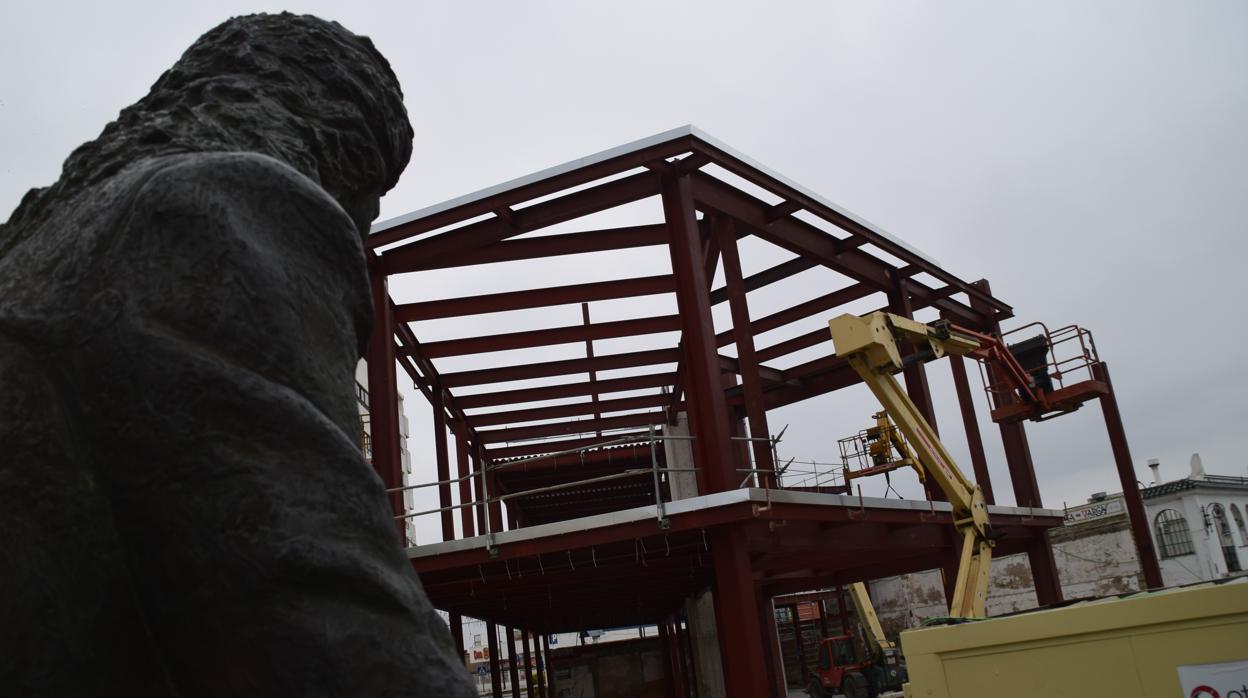 La estatua de Camarón mira la entrada de su futuro museo.