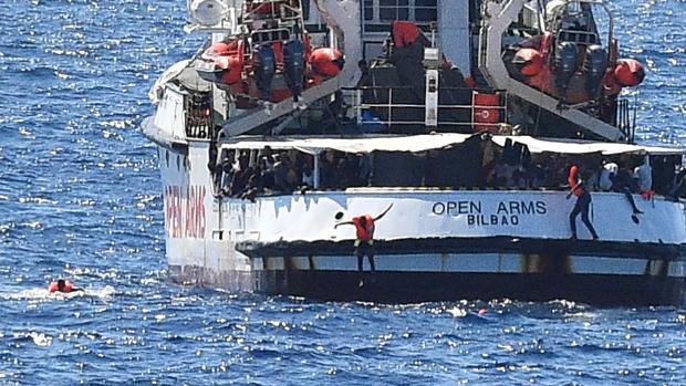 La fiscalía italiana ordena el desembarco de los migrantes de 'Open Arms' en Lampedusa