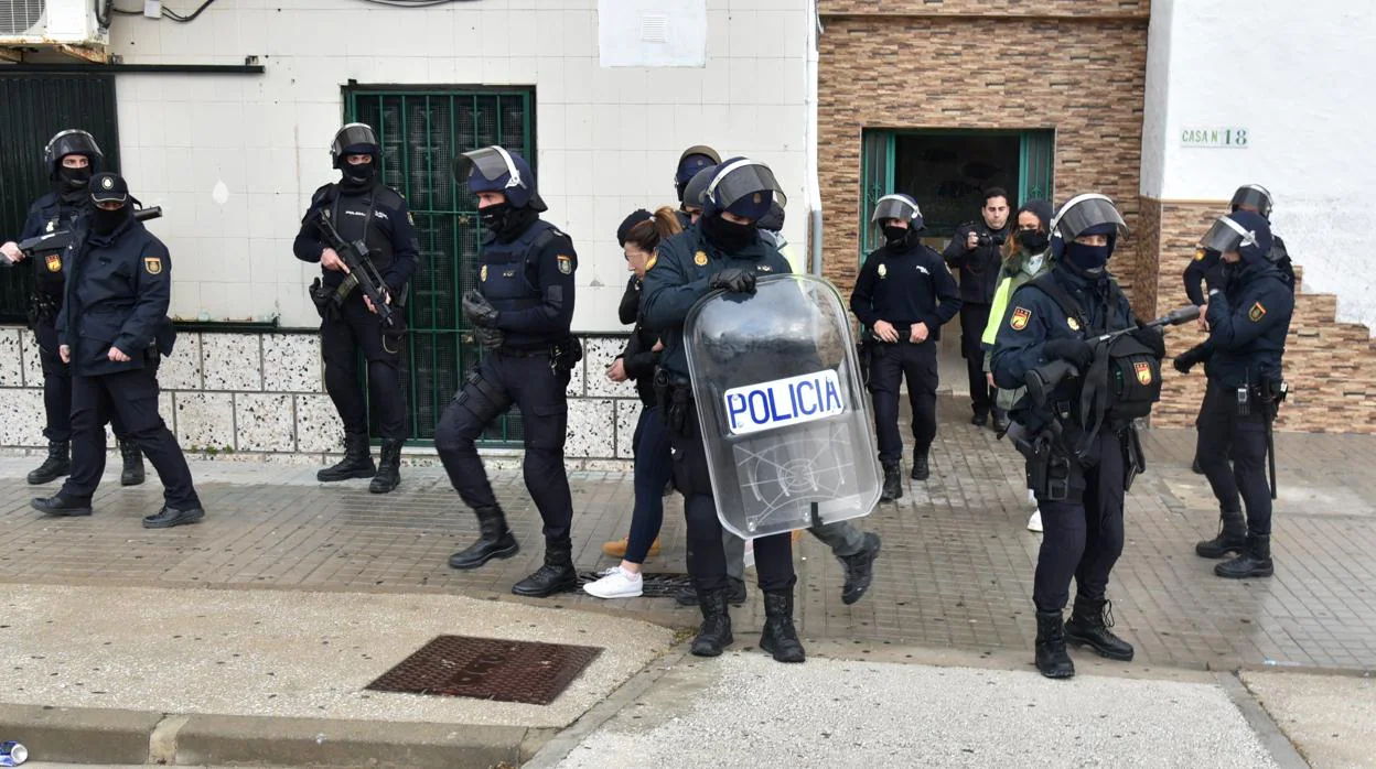 Operación antidroga el pasado mes de enero en la barriada El Saladillo de Algeciras.