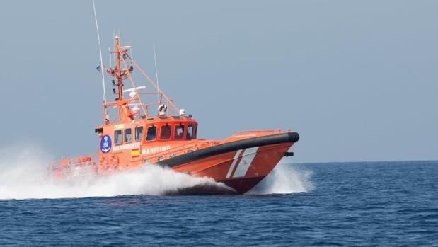 Rescatadas dos personas en Tarifa tras hundirse su moto de agua