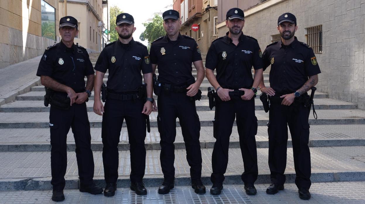 Los cinco agentes de Policía que asistieron al turista que sufrió un infarto en plena calle.