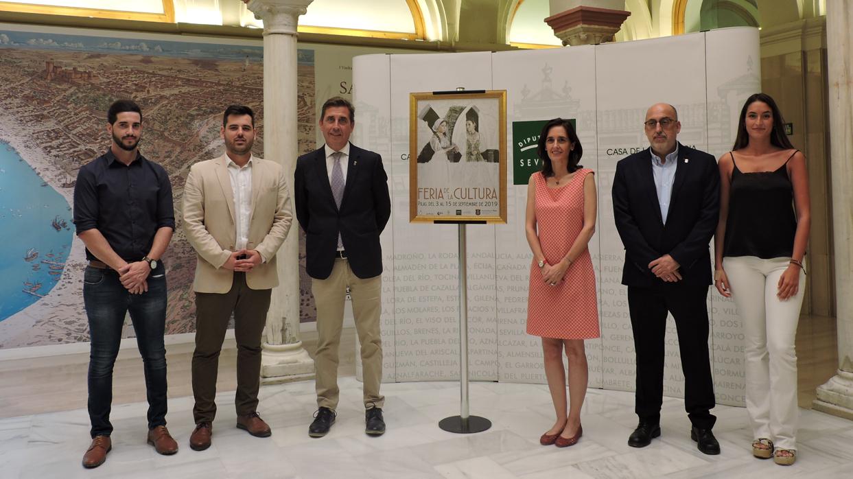 Autoridades municipales y supramunicipales durante la presentación de la Feria de la Cultura de Pilas