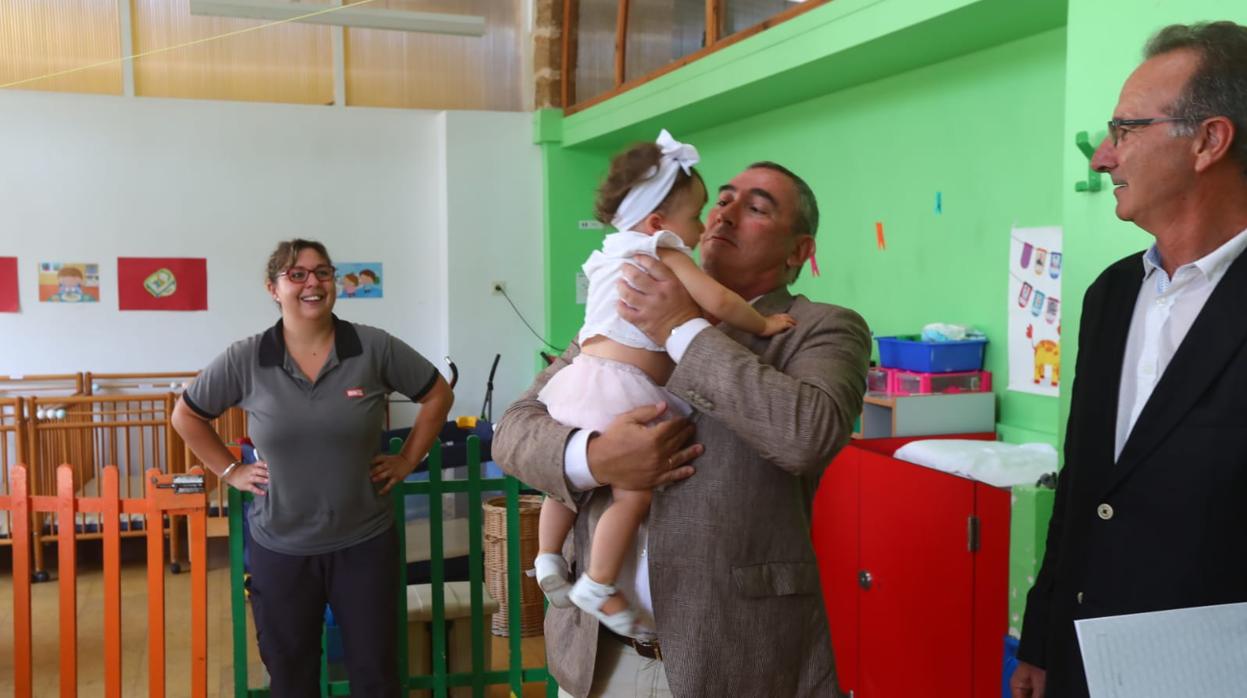 El delegado de Educación, Miguel Andréu, en la Escuela Infantil Virgen de la Palma, donde ha inaugurado el curso.