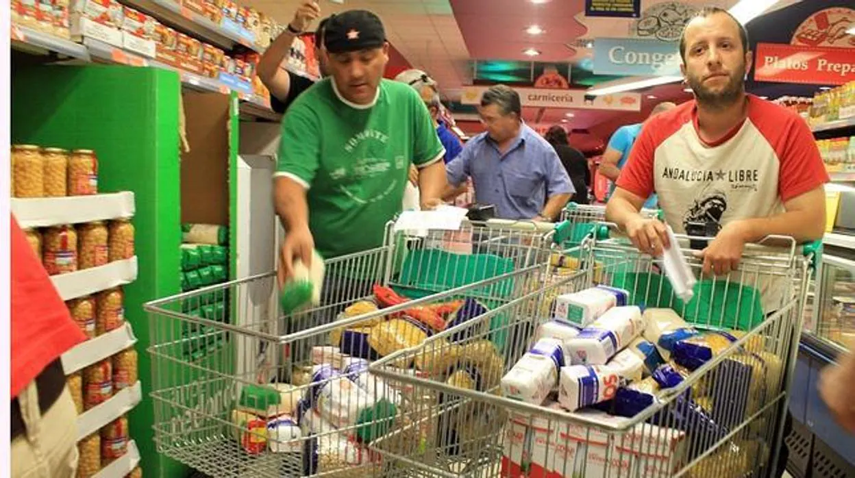 Algunos militantes del Sindicato Andaluz de Trabajadores (SAT) que asaltaron el supermercado