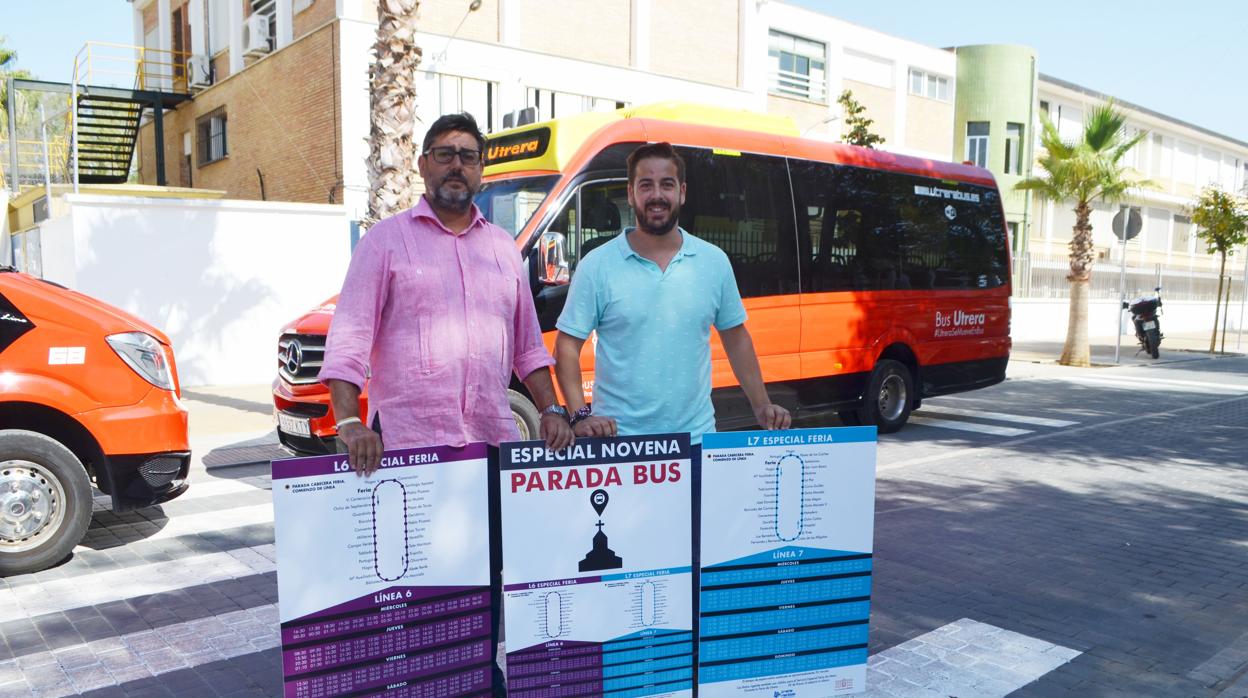 El alcalde de Utrera y el delegado de Seguridad Ciudadana muestran los recorridos del autobús en feria