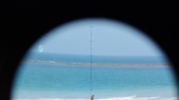 La Armada neutraliza cuatro proyectiles en la playa de el Centro de Ensayos de Torregorda