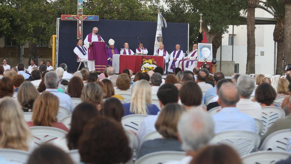 VÍDEO: 'Tras la Virgen Capitana', el himno marianista para despedir al padre Luis Castro