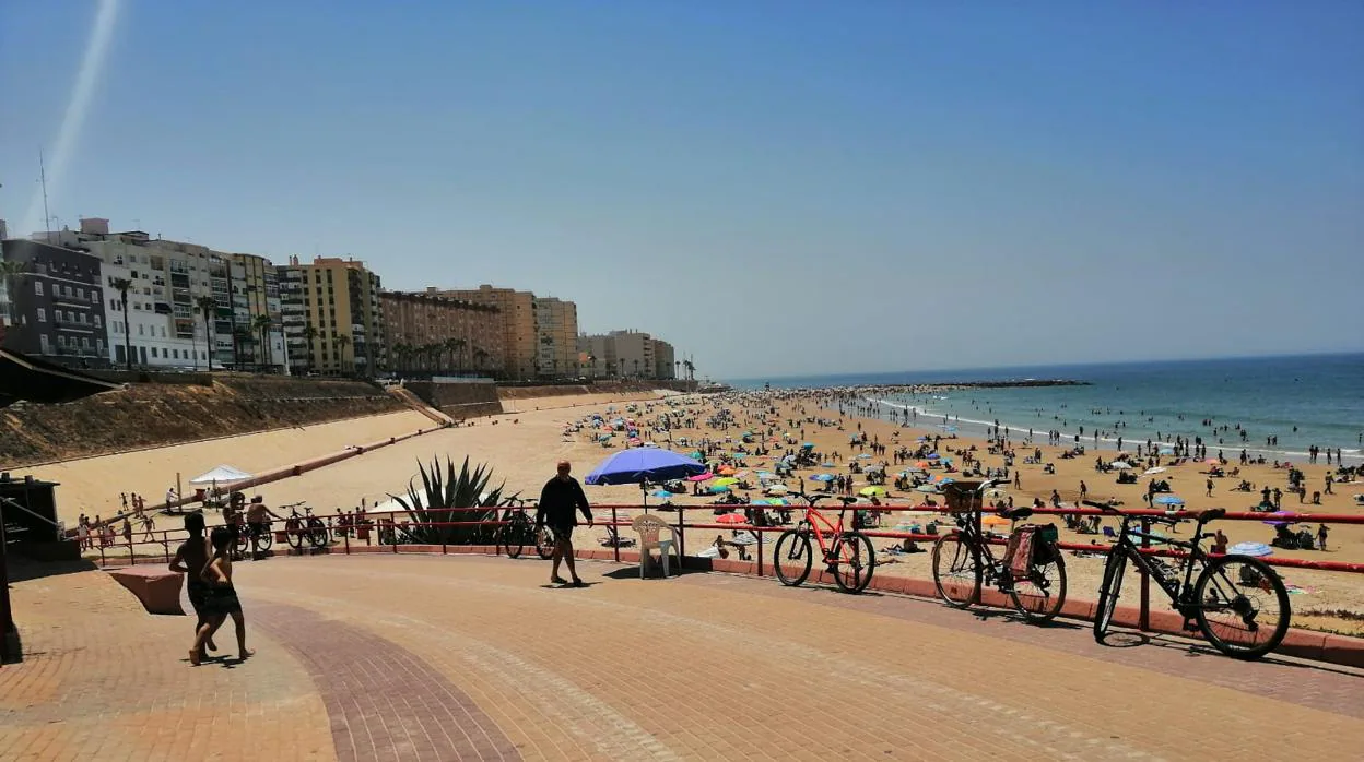 Bicicletas aparcadas en el acceso a la playa Santa María del Mar.