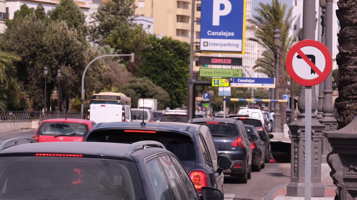 Los problemas de tráfico son continuos en la circunvalación del casco histórico.