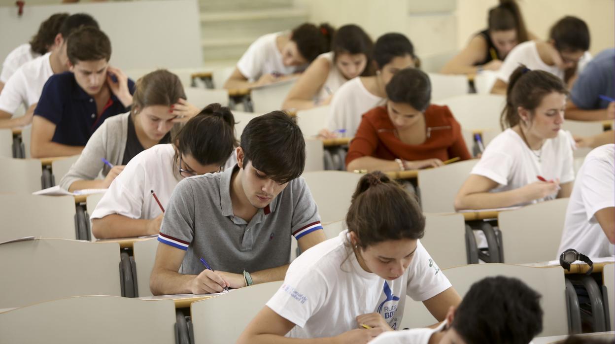 Alumnos examinándose de selectividad.