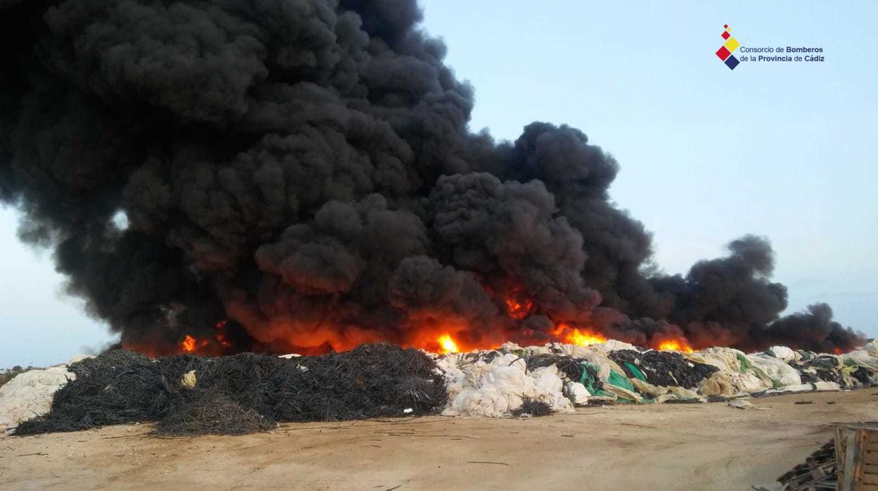 Incendio de los residuos en la planta de Sanlúcar.