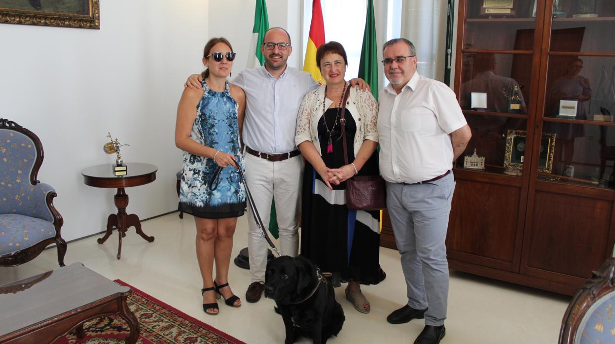 El alcalde de El Puerto, Germán Beardo. con una representación de la ONCE.