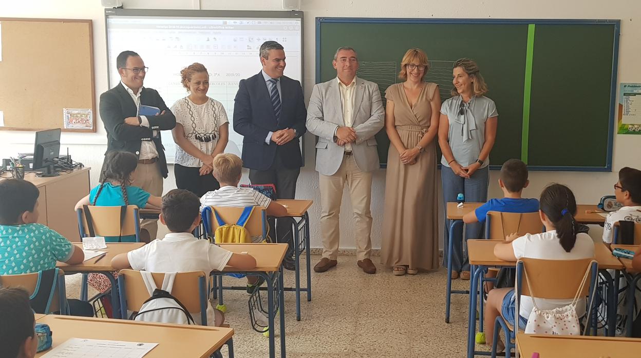 El alcalde de Vejer y el delegado de Educación durante la inauguración del curso.