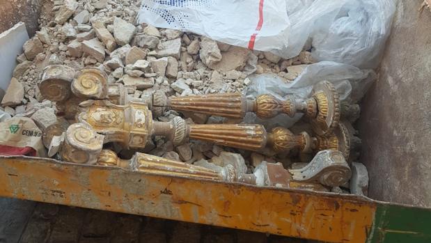 Aparecen tres candelabros de la Catedral de Cádiz en una cuba de obra