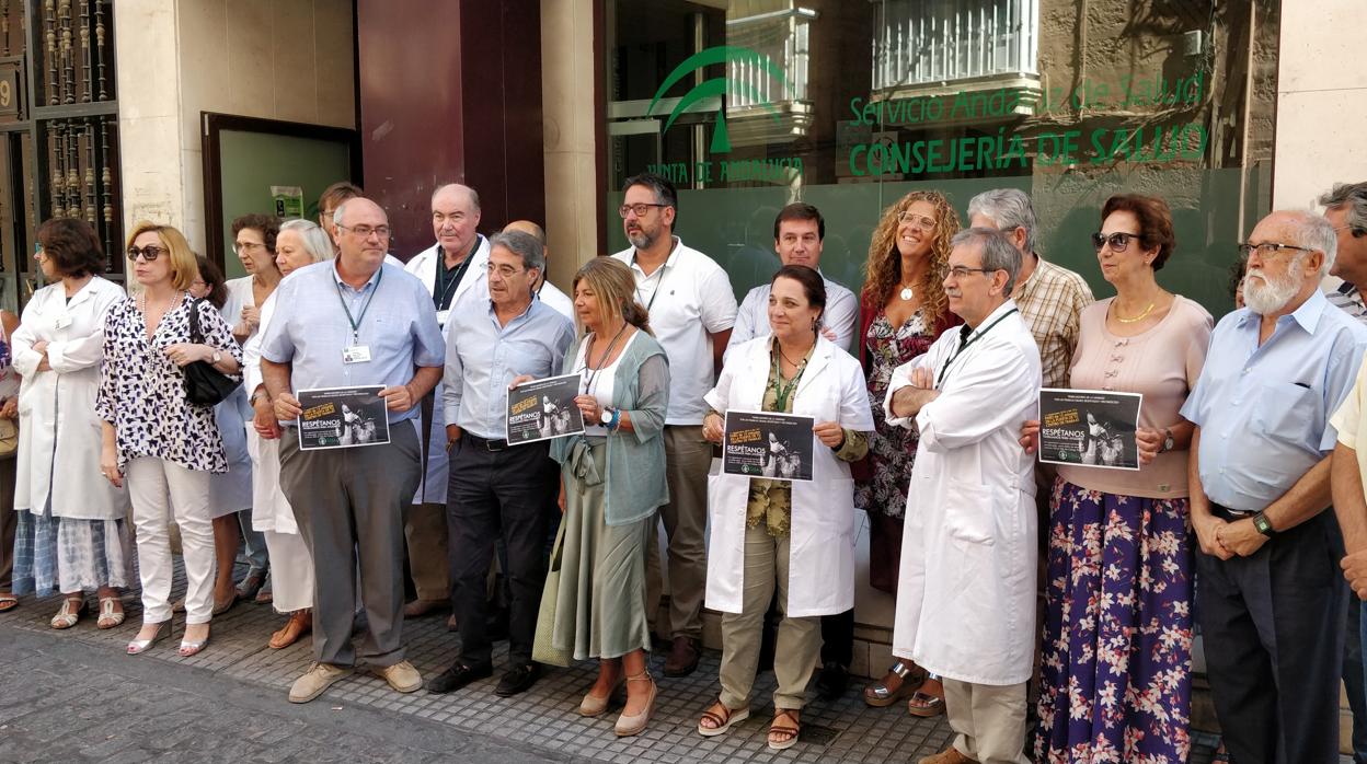 Concentración a las puertas del Centro de Salud 'Mentidero'