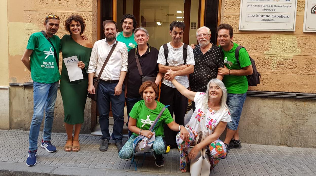 Representantes de Iguales en Acción y la Asociación de Viviendas Turísticas de Andalucía, tras la firma del convenio.