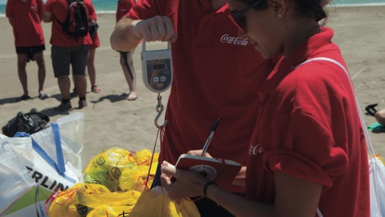 En el marco de la iniciativa la basura se recoge, se clasifica para su posterior puesta en valor y se obtienen datos relevantes de lo encontrado para realizar futuros estudios sobre el estado de los arenales.