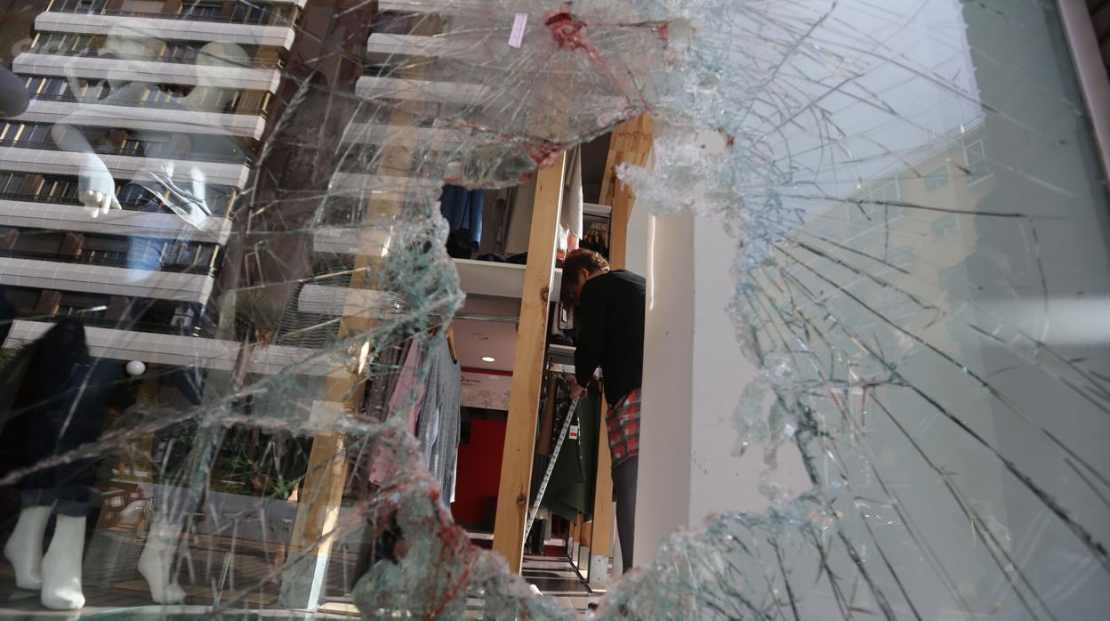 Cristal roto de un escaparate de una tienda de Cádiz en la que intentaron robar.
